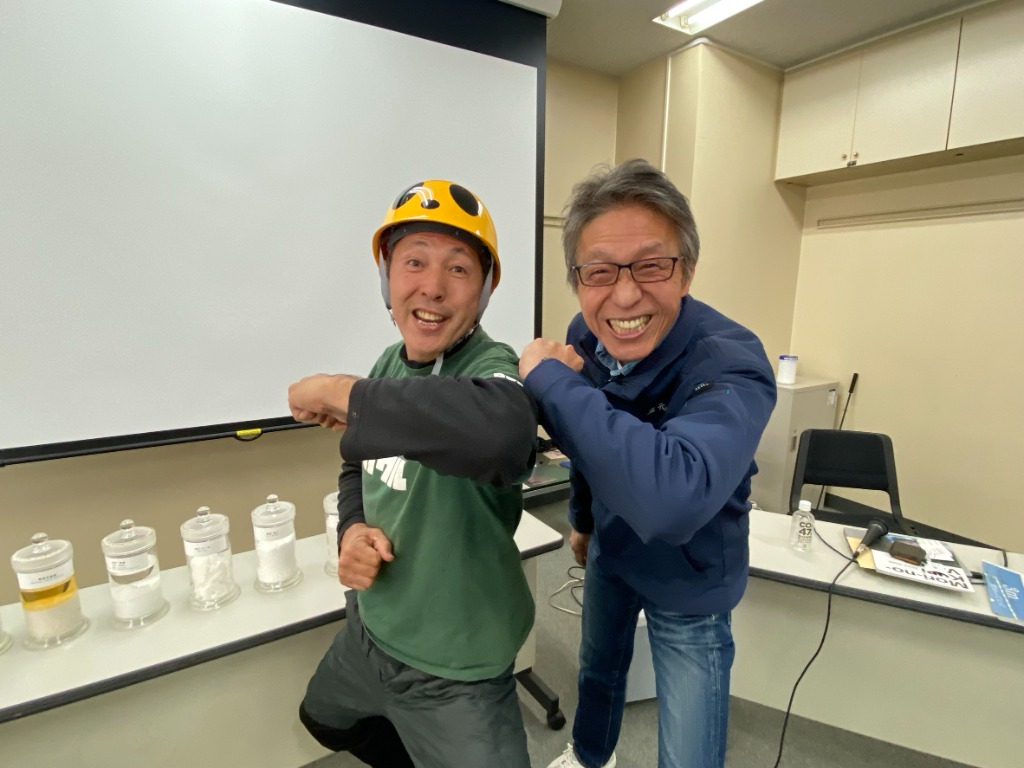 ヘルメットを被った二人中年